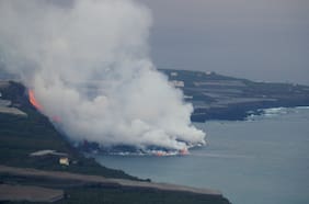 Luego de 10 días la lava del volcán de La Palma llega al Océano Atlántico