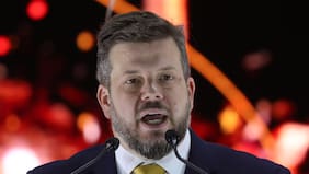 Oficialismo y oposición rechazan entonación de la tercera estrofa del himno en cierre de campaña de Kaiser