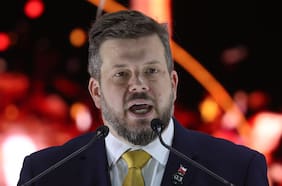 Oficialismo y oposición rechazan entonación de la tercera estrofa del himno en cierre de campaña de Kaiser