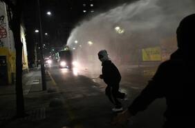 Manifestantes cortaron el tránsito y se enfrentaron con Carabineros en el exterior del Liceo 1: una menor fue detenida por desórdenes