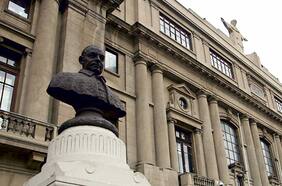 La pelea contra la prohibición de hacer campaña puertas adentro de la UC que une al Apruebo y al Rechazo