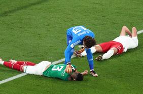 Complicado arranque: el duelo entre México y Polonia se detiene unos instantes por un choque de cabezas