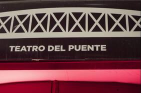 L’Oréal Paris celebra su Stand Up Day iluminando el Teatro Puente y con un conversatorio para prevenir el acoso callejero