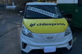 Carabineros recupera vehículo de Chilexpress tras robo con intimidación en Pudahuel: tres detenidos