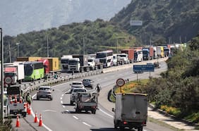 Choque de camiones provoca corte total de tránsito en el acceso al túnel Lo Prado de Ruta 68 en dirección a Santiago