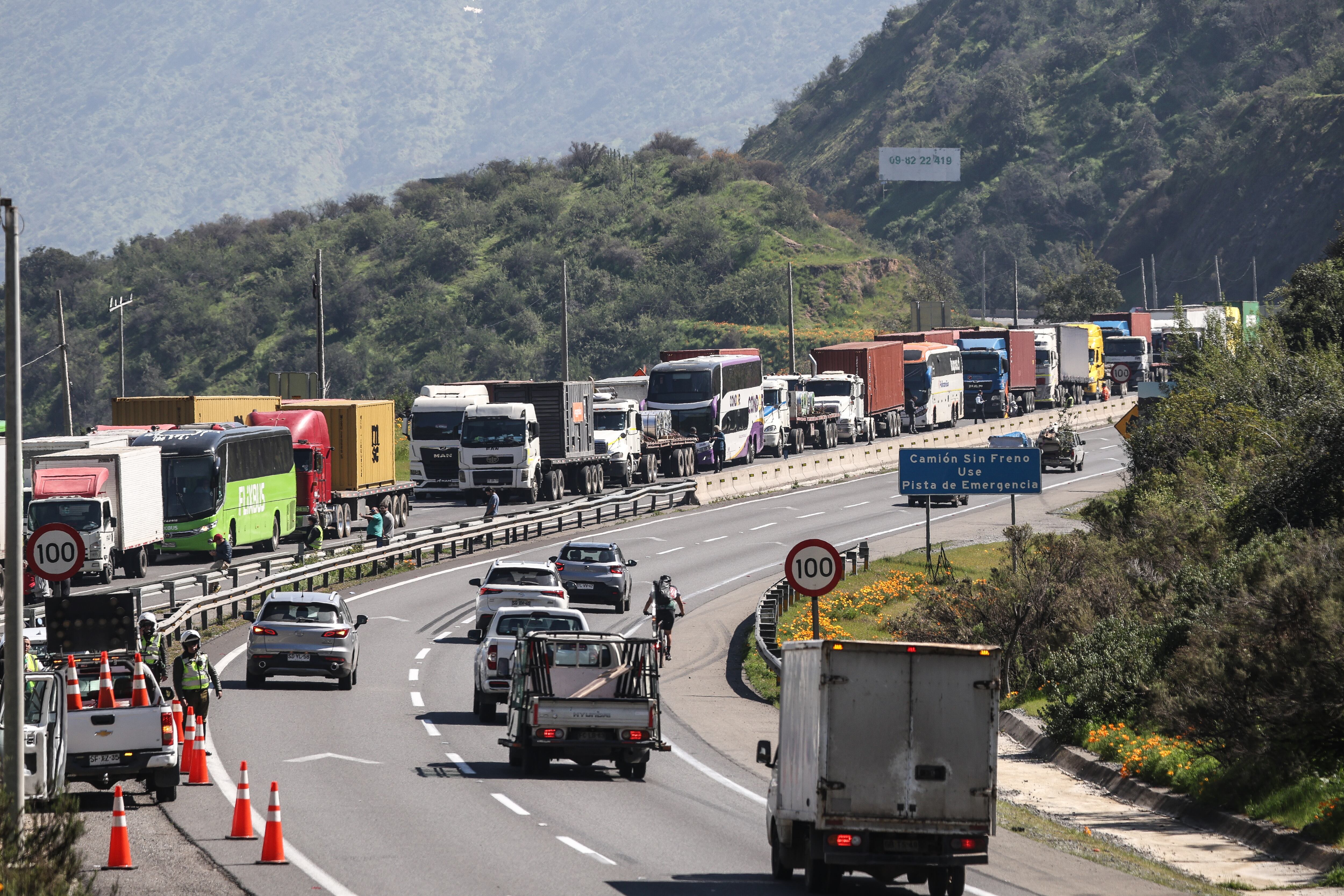 Santiago, 04 de Septiembre de 2025.
Accidente dentro del túnel Lo Prado genera corte de tránsito en la Ruta 68 hacia Santiago generando atochamiento de kilómetros, con buses varados y personas retornando a la V región
Diego Martin /Aton Chile
