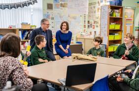 Escuelas secundarias en Inglaterra abordan la cultura “incel” con nuevas directrices en medio de escala pandémica de misoginia