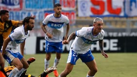 Daniel Garnero deberá reordenar la defensa: Tomás Asta-Buruaga sufre grave lesión en la UC