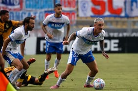 Daniel Garnero deberá reordenar la defensa: Tomás Asta-Buruaga sufre grave lesión en la UC