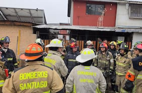 Incendio deja cuatro viviendas afectadas en Renca: Bomberos acusan amenazas de vecinos
