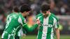 En respuesta a cánticos xenófobos: la celebración de Fornals y Abde en la victoria del Betis de Pellegrini ante Valencia