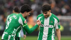 En respuesta a cánticos xenófobos: la celebración de Fornals y Abde en la victoria del Betis de Pellegrini ante Valencia