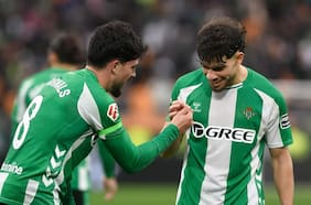 En respuesta a cánticos xenófobos: la celebración de Fornals y Abde en la victoria del Betis de Pellegrini ante Valencia