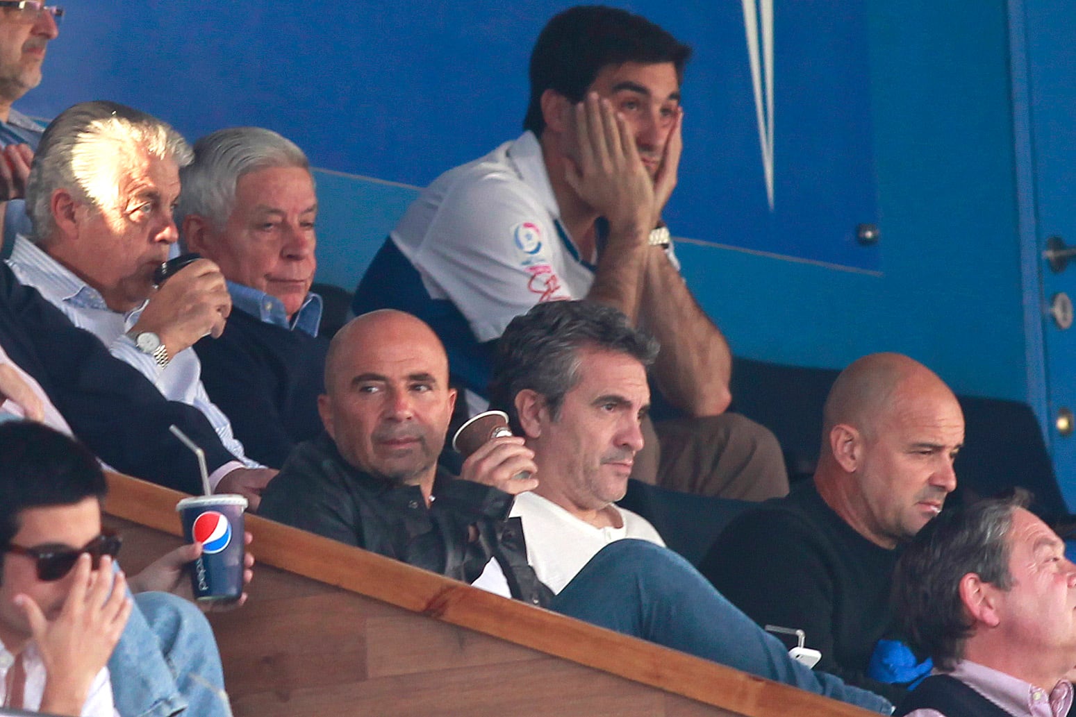 Juanma Lillo junto a Jorge Sampaoli observando un partido del fútbol local en el antiguo San Carlos de Apoquindo, a fines de 2015.