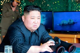 Kim Jong Un supervisa un nuevo ensayo balístico con misiles de crucero desde un destructor