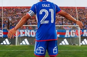 Con Marcelo Díaz como modelo: filtran la nueva camiseta de la U para la temporada 2024