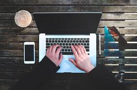 Consejos y productos para llevar el teletrabajo al patio o el balcón