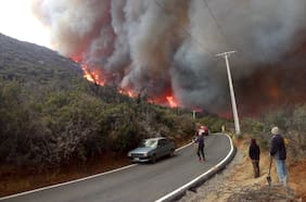 Al menos 12 viviendas consumidas por incendio forestal en Tiltil: evacuan sectores de la comuna