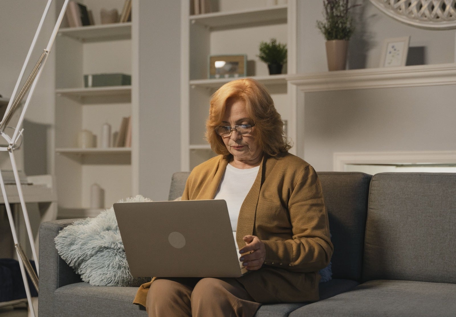 Conoce cómo acceder a las 1.000 becas de Entel de capacitación en Inteligencia Artificial para personas mayores