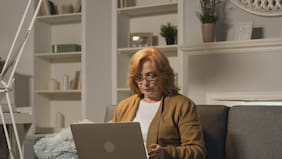 Conoce cómo acceder a las 1.000 becas de Entel de capacitación en Inteligencia Artificial para personas mayores