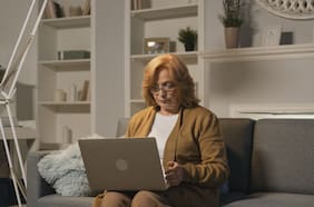 Conoce cómo acceder a las 1.000 becas de Entel de capacitación en Inteligencia Artificial para personas mayores