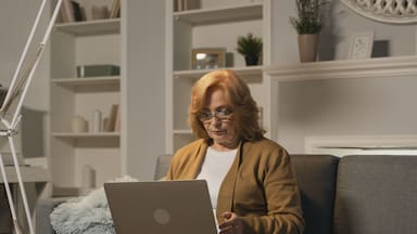 Conoce cómo acceder a las 1.000 becas de Entel de capacitación en Inteligencia Artificial para personas mayores