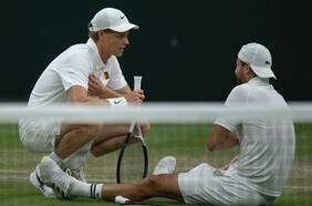 Pesar en Wimbledon: Grigor Dimitrov se lesiona cuando vencía holgadamente al número uno Jannik Sinner
