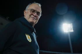 Marcelo Bielsa sorprende al sentarse sobre una pared para ver el duelo entre Liverpool y Peñarol