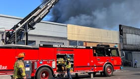 Incendio estructural afecta un local comercial y una bodega en el centro de Santiago