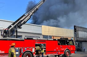 Incendio estructural afecta un local comercial y una bodega en el centro de Santiago