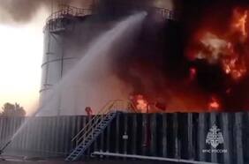 Un dron ucraniano causa un gran incendio en un depósito de productos petrolíferos en Rostov, Rusia