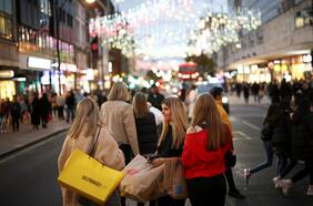 La inflación y el miedo a la recesión hacen que algunos compradores navideños cambien sus productos por otros más baratos