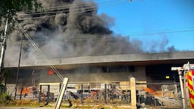 Voraz incendio destruye bodegas en barrio industrial de Quilicura
