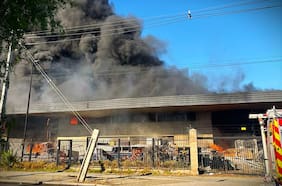 Voraz incendio destruye bodegas en barrio industrial de Quilicura