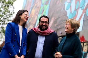 “Es una persona encantadora”: el encuentro, con abrazos y halagos, de Matthei con Nicolás Cataldo tras críticas por tuits del subsecretario