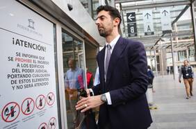 Defensa de Josefina Huneeus pide informe por “pinchazo” a su hijo