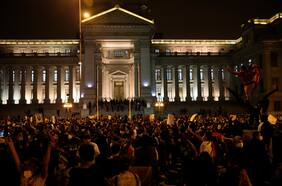 Masiva movilización contra nuevo gobierno de Perú termina con al menos 11 heridos