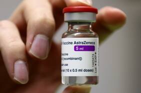 Fact checking: ¿Vacuna AstraZeneca causa viruela del mono al usar como vector ADN de chimpancé? ¿Senador tuitea mensaje contra vacunas?