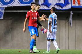 Burdisso aterriza el buen momento de Aravena: “Tendrá ofertas y titulares comparándolo con grandes futbolistas, pero debe saber que está empezando”