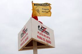 Prohíben baño y realización de actividades recreativas en siete playas del país por presencia de Fragata Portuguesa