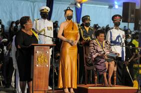 Su excelencia, Rihanna (o cómo algunos artistas hicieron más por su país que cualquier político)