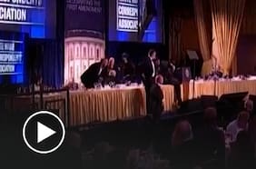 Así fue el tenso momento en que evacuaron a Trump de la cena de corresponsales tras tiroteo