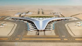 Reportan explosión e incendio en depósitos de combustible del aeropuerto internacional de Kuwait tras ataque con drones iraníes