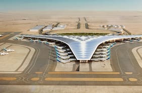 Reportan explosión e incendio en depósitos de combustible del aeropuerto internacional de Kuwait tras ataque con drones iraníes