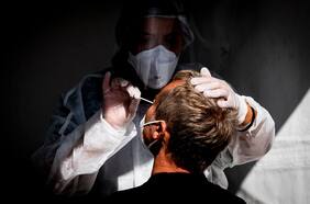 Así puede saber si tuvo Covid; la vacuna más prometedora del mundo se probará en Chile y médicos sugieren tener relaciones sexuales con mascarilla: tres cosas que aprendimos del coronavirus esta semana