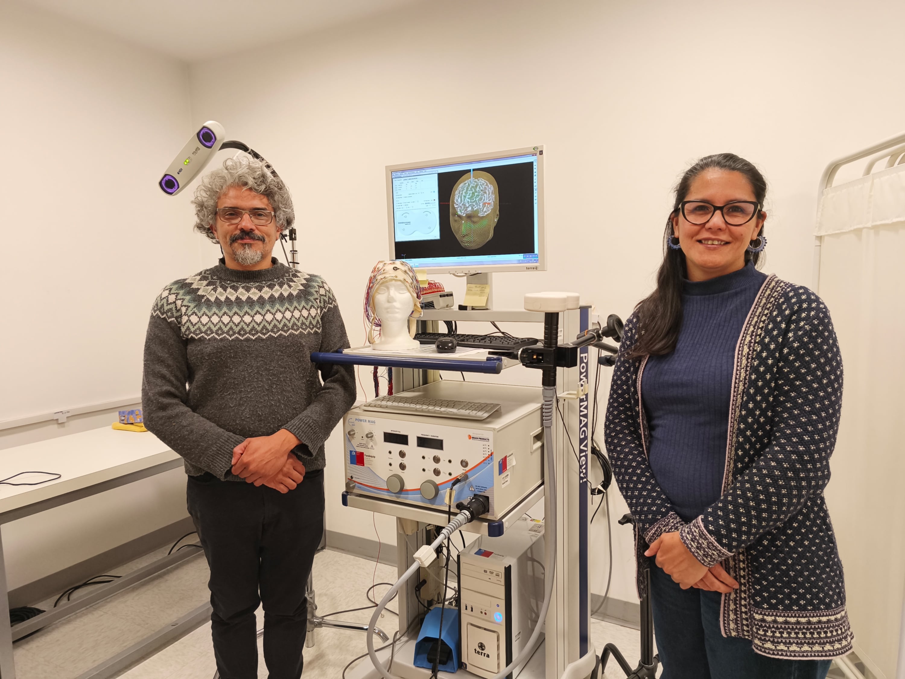 Las secuelas del Covid-19 se relacionan con cambios en los ritmos cerebrales, según un estudio. Foto: Pablo Billeke y Alejandra Figueroa, dos de los autores