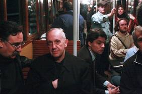 La historia de la foto del papa Francisco viajando en metro