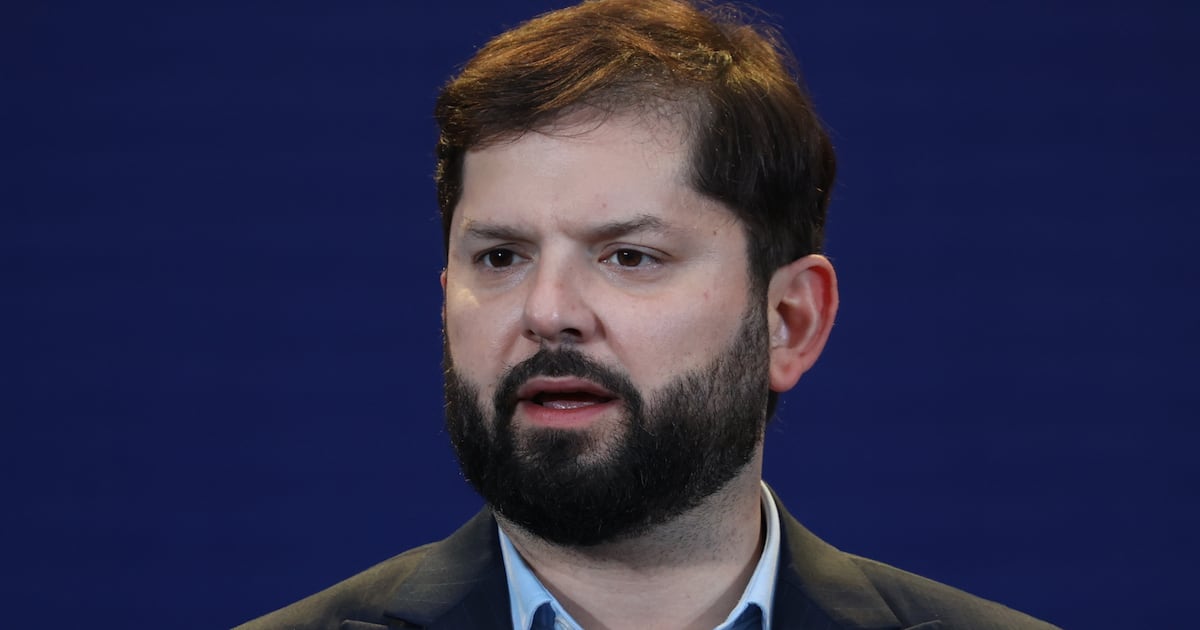 Boric insta a “revisar bien” las propuestas de los candidatos y desliza nuevo dardo contra Kast por eventuales “recortes”