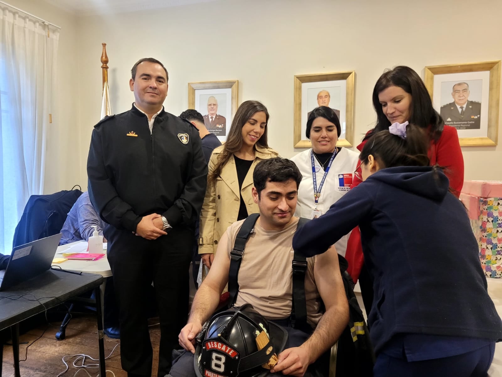 Minsal encabeza operativo de vacunación contra el tétanos y la hepatitis A para bomberos en la RM tras el sistema frontal