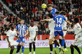 A cuatro puntos del descenso: Sevilla de Suazo y un ausente Alexis Sánchez empata con Alavés y no puede salir del fondo